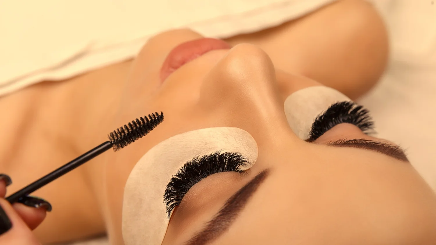 Nahaufnahme einer Wimpernbehandlung
