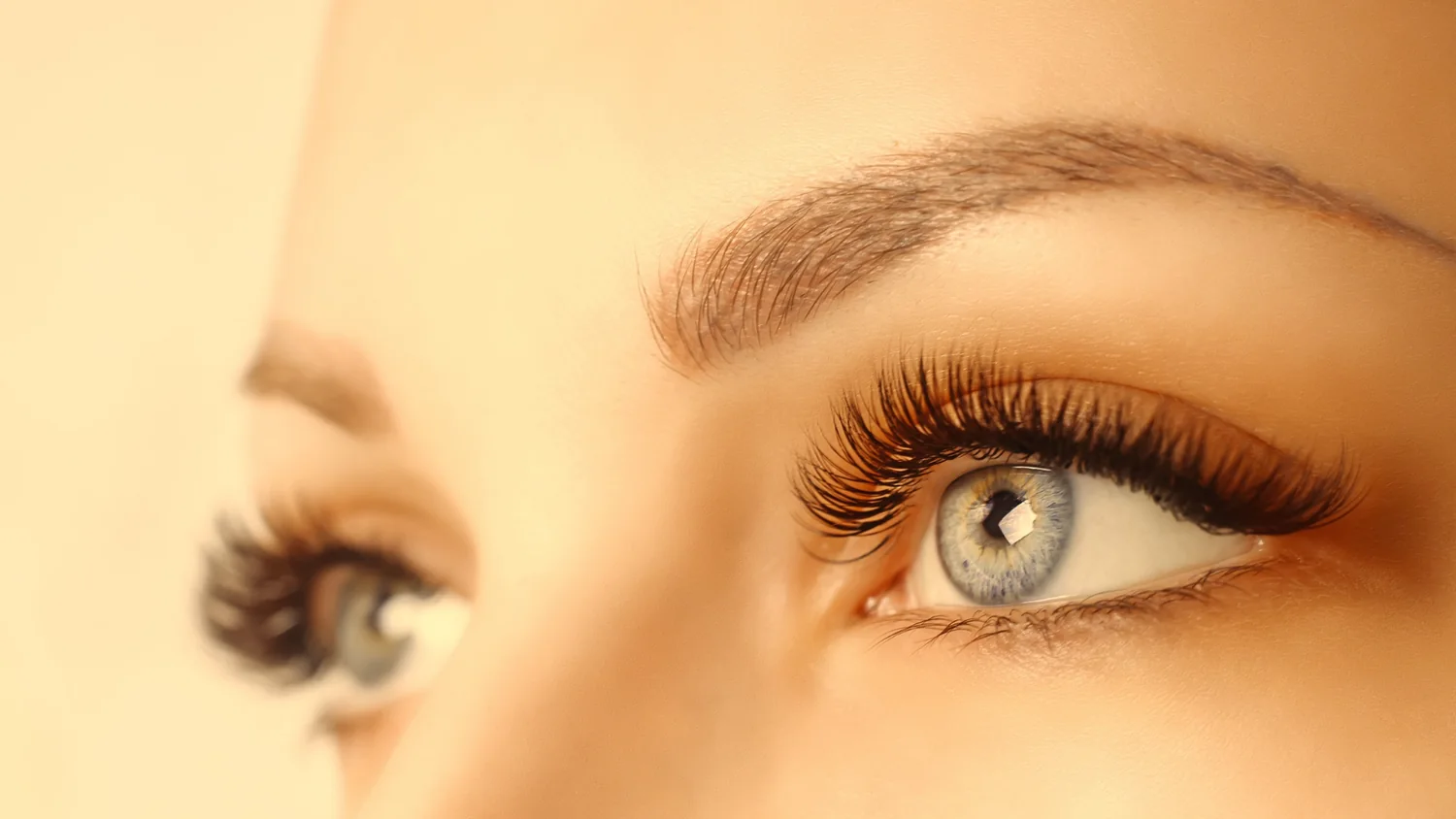 Nahaufnahme ausdrucksstarker Augen mit betonten Wimpern